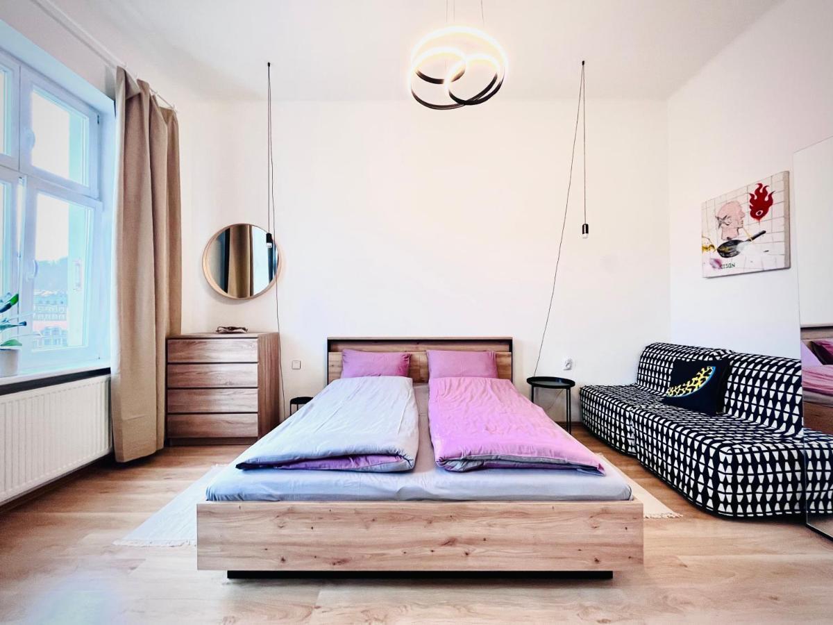 Sunny City - Apartment In Spa Zone With Private Garage การ์โลวีวารี ภายนอก รูปภาพ